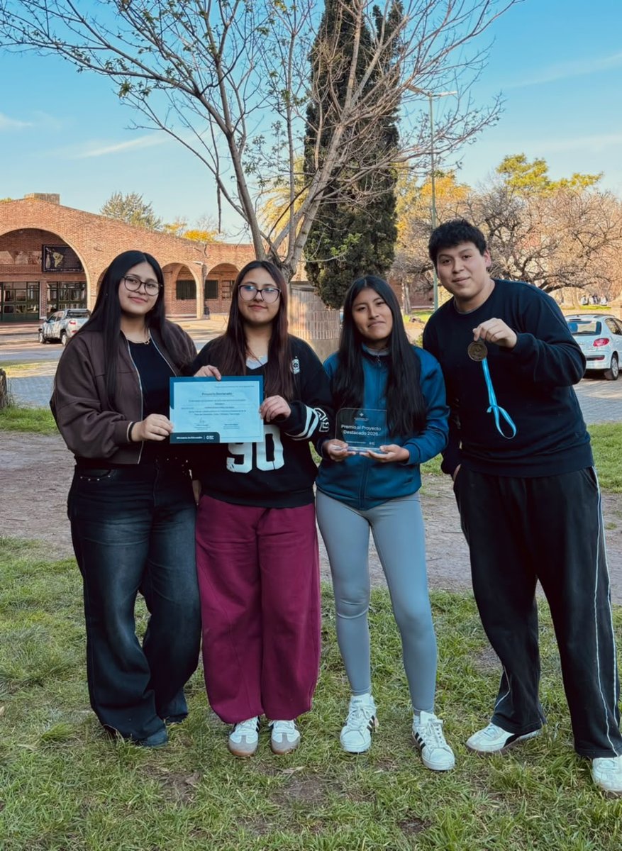 Equipo de SensePad con el certificado y la placa de Proyecto Destacado 2026